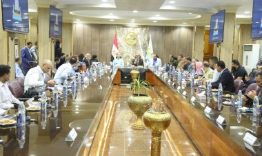 محافظ كفر الشيخ يُناقش عدداً من الموضوعات والمشروعات الخدمية