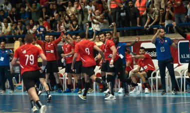 رجال يد الأهلي يفوز على الزمالك ويتوج بكأس السوبر الإفريقي