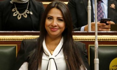 «برلمانية» تتقدم بطلب إحاطة بشأن تغيير أزياء مضيفات ومضيفي «مصر للطيران»