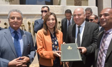 وزيرة الثقافة ومحافظ قنا يدشنان مشروع المكتبات المتنقلة من العاصمة الإدارية الجديدة
