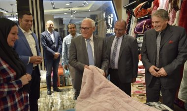 محافظ بورسعيد يتفقد سير العمل داخل مصنع إنتاج البطاطين بالمنطقة الصناعية