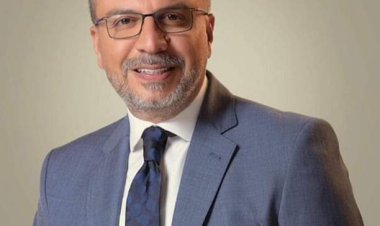 عمرو الليثي يحصل على جائزة الإنجاز من الجامعة الأمريكية بالقاهرة