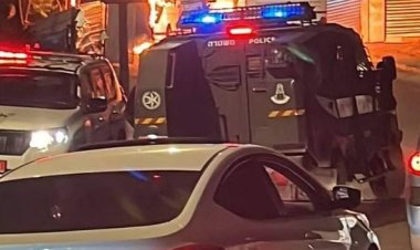 فلسطينيون يُهاجمون حافلة إسرائيلية ويحرقوها في بلدة العيسوية بالقدس المحتلة