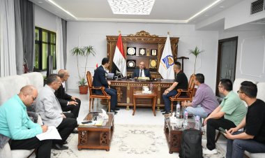 محافظ قنا  يبحث مع مستثمر صيني إقامة مصنع لإنتاج الملابس الطبية