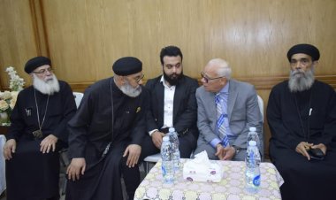 محافظ بورسعيد يقدم العزاء في وفاة راعي كنيسة مارمينا العجايبي بحي المناخ