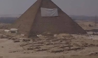 أمين الأعلى للآثار يكشف حقيقة صورة بانر الخطوبة على الهرم الأكبر