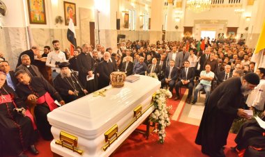 وفد من حزب «المصريين الأحرار» يشارك في عزاء ووداع الأنبا كيرلس وليم