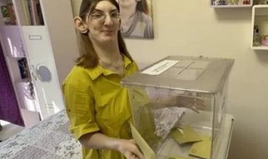 أطول سيدة في العالم تدلى بصوتها..  وصناديق اقتراع متنقلة بتركيا