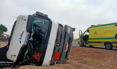 إصابة  سائق إثر انقلاب سيارة نقل أعلى  طريق إسكندرية الصحراى  (صور)