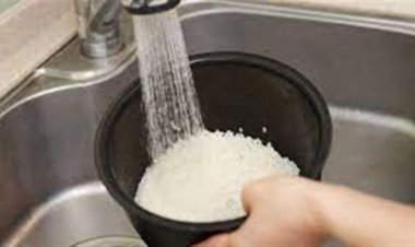تصيبك  بالسرطان.. تحذير من أمر يتجاهله كثيرون عند غسل الأرز