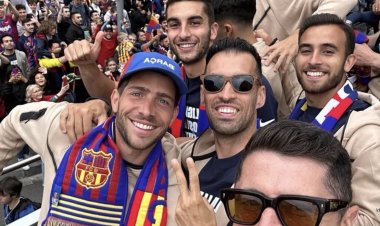 بالصور.. برشلونة يحتفل بلقب الدوري في شوارع كتالونيا