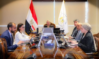 وزيرة البيئة تبحث الحد من استخدام الأكياس البلاستيكية