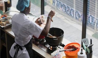 نيجيرية تقضي 100 ساعة في الطهي دون انقطاع أملا في دخول موسوعة جينيس