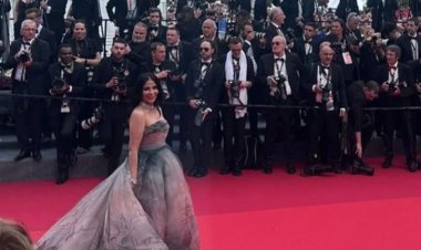 مهرجان كان.. منى زكي تلفت الأنظار على السجادة الحمراء وتُشعل السوشيال (صور)