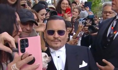 مهرجان «كان»..  جوني ديب يلتقط صور سيلفي مع معجبينه