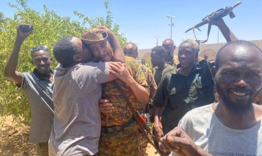 شاهد بالفيديو الصور.. الظهور الأول لقائد القوات السودانية وسط الجنود