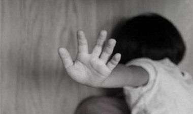 قصتلها شعرها وحرمتها من التعليم.. تعذيب طفلة على يد زوجة والدها في قنا