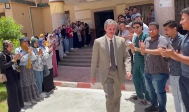 دموع على وجه مُعلم..  ممرًا شرفيًا من طلاب جنوب الوادي لأستاذهم