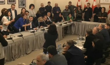 بسبب روسيا وأوكرانيا.. معركة وضرب بالأيدي داخل برلمان جورجيا