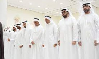 سعود بن صقر يؤدي صلاة الجنازة على جثمان محمد بن عمر بن صقر القاسمي