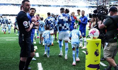 بعد حسم لقب الدوري.. ممر شرفي من تشيلسي لفريق مانشستر سيتي