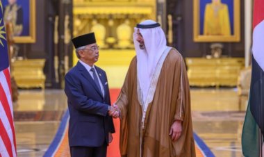 ملك ماليزيا يستقبل خالد بن محمد بن زايد .. ويمنحه وسامين من الطراز الرفيع