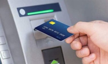 عامل يخدع مسنه أمام أحد البنوك  في الإسكندرية 