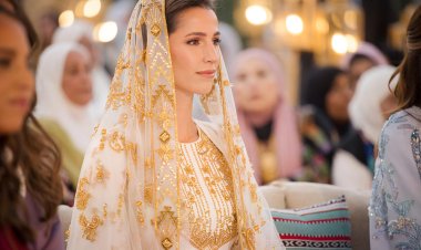 ثقافة الأردن والسعودية وجمل عربية.. تفاصيل فستان رجوة آل سيف