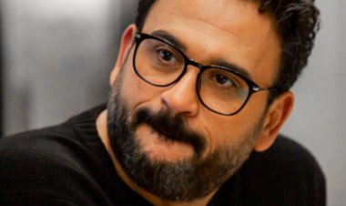 تزمنًا مع يوم الأخ العالمي.. تصرف غريب من أكرم حسني مع شقيقه