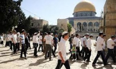 عشرات المُستوطنين يقتحمون باحات الأقصى بحماية شرطة الإحتلال الإسرائيلى