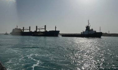 الدفع بثلاث قاطرات.. عطل طارئ بماكينات سفينة بضائع خلال عبورها قناة السويس