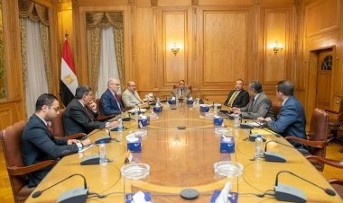 وزير الدولة للإنتاج الحربي يناقش خطط تطوير الأداء بمركز التميز العلمي والتكنولوجي