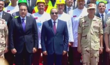 الرئيس السيسي يلتقط صورة تذكارية مع العاملين بمجمع مصانع العين السخنة