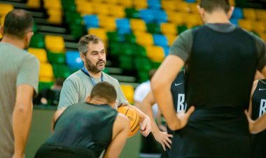 أوجستي يجتمع مع معاونيه للترتيب لمواجهة دوان السنغالي في نهائي «BAL3»