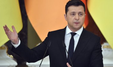 الرئيس الأوكراني يفرض عقوبات جديدة.. والحكومة تبحث عن أسلحة.. ماذا يحدث داخل أوكرانيا ؟