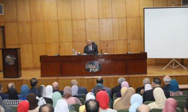 وزير النقل يجتمع مع العاملين بالشركة المصرية لأعمال النقل البحري