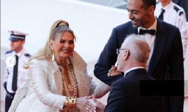 مدير مهرجان «كان» يستقبل «يسرا» على السجادة الحمراء  (صور)