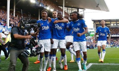 رسميًا - إيفرتون يبقى بين الكبار.. وليستر يفشل في البقاء