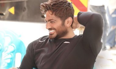«من النهاردة هدلعني».. تامر حسني يغني مع فتيات داخل الطائرة أثناء سفره إلى لأردن