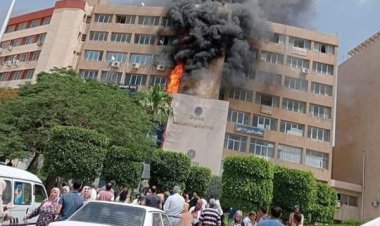 «إصابة 4 آخرين».. شخص يقفز من الخامس هربًا من حريق مبنى جهاز  15 مايو