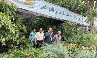 مدير المركز الإقليمي للإصلاح الزراعي يزور معرض زهور الربيع