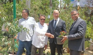 سفير المجر بالقاهرة يزور المتحف الزراعي ويتفقد معرض زهور الربيع