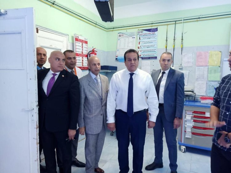 وزير الصحة يشيد بالخدمات فى مستشفى الصالحية ويوجه بصرف مكافأة للعاملين