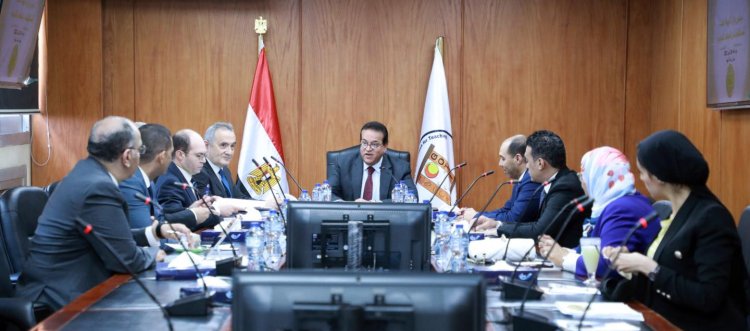وزير الصحة يبحث إنشاء مدينة طبية شاملة تابعة لهيئة المعاهد التعليمية
