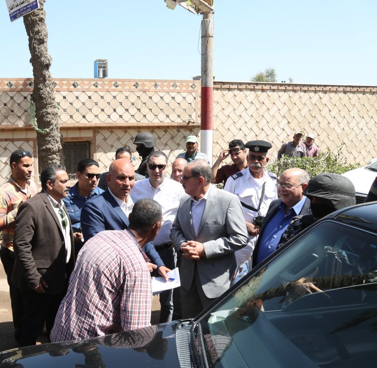 محافظ كفر الشيخ يوقف موكبه بفوه ليستجيب لمواطن من ذوي الهمم