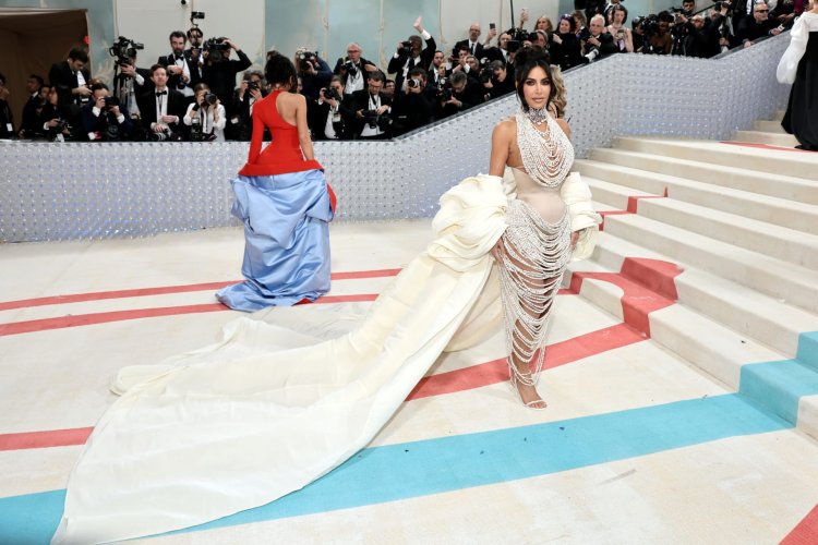 بفستان من 50 ألف حبة لؤلؤة و16 ألف كريستالة.. إطلالة كيم كارداشيان بحفل «Met Gala» تشعل السوشيال ميديا