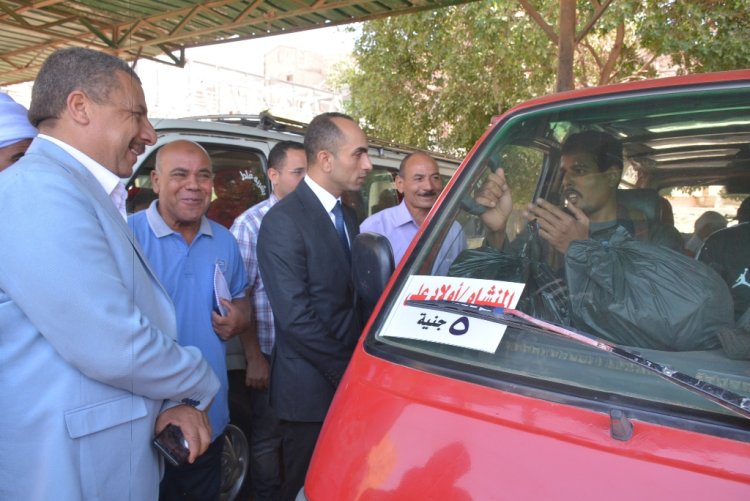 نائب محافظ سوهاج يتفقد مواقف سيارات نقل الركاب بمركز المنشاة وحي غرب