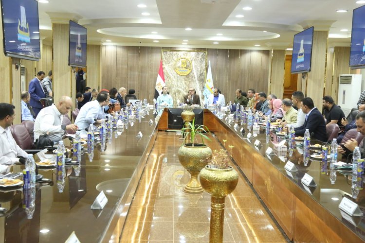 محافظ كفر الشيخ يُناقش عدداً من الموضوعات والمشروعات الخدمية