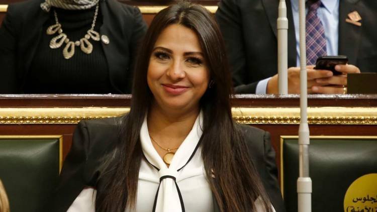 «برلمانية» تتقدم بطلب إحاطة بشأن تغيير أزياء مضيفات ومضيفي «مصر للطيران»