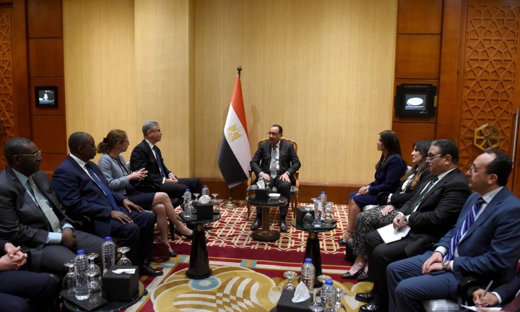 رئيس الوزراء يجتمع مع نائب رئيس البنك الدولي لمنطقة الشرق الأوسط وشمال أفريقيا